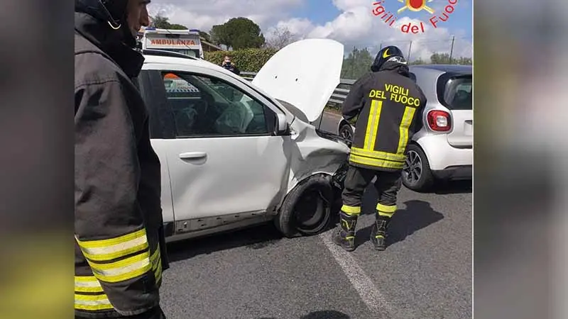 Auto in testa-coda su viale De Filippis: un ferito