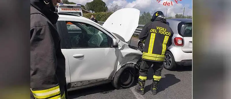 Auto in testa-coda su viale De Filippis: un ferito