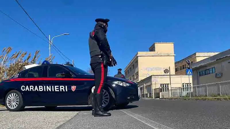 Roccelletta (Borgia), extracomunitario fermato con marijuana in auto