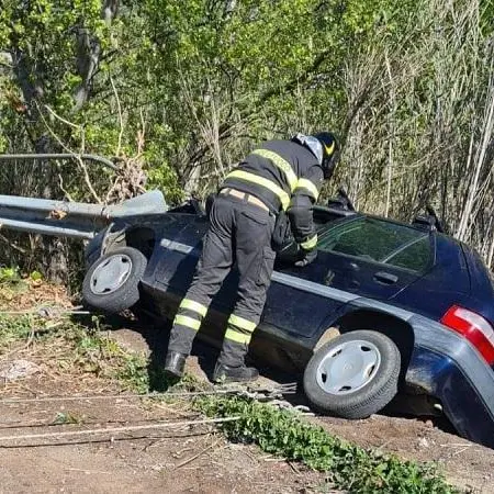 In bilico nell'auto su ponte: 2 persone salvate da vigili del fuoco