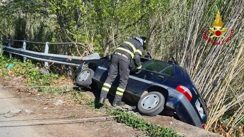 In bilico nell'auto su ponte: 2 persone salvate da vigili del fuoco