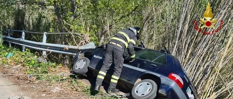 In bilico nell'auto su ponte: 2 persone salvate da vigili del fuoco
