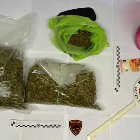 Quartiere Fortuna: arrestato per 1,7 kg di marijuana dietro il frigo