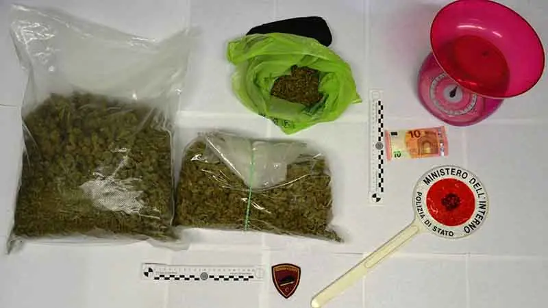 Quartiere Fortuna: arrestato per 1,7 kg di marijuana dietro il frigo