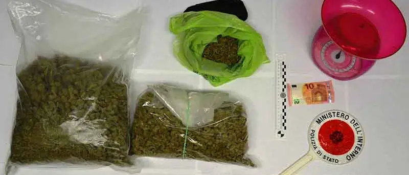 Quartiere Fortuna: arrestato per 1,7 kg di marijuana dietro il frigo