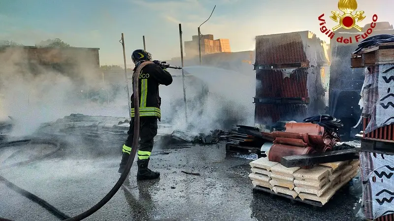 Lamezia, vasto incendio in deposito edile