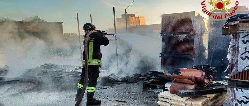 Lamezia, vasto incendio in deposito edile