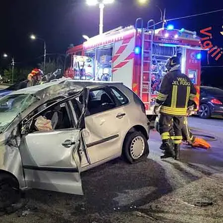 Polo si ribalta su via Lucrezia della Valle, ferito il conducente