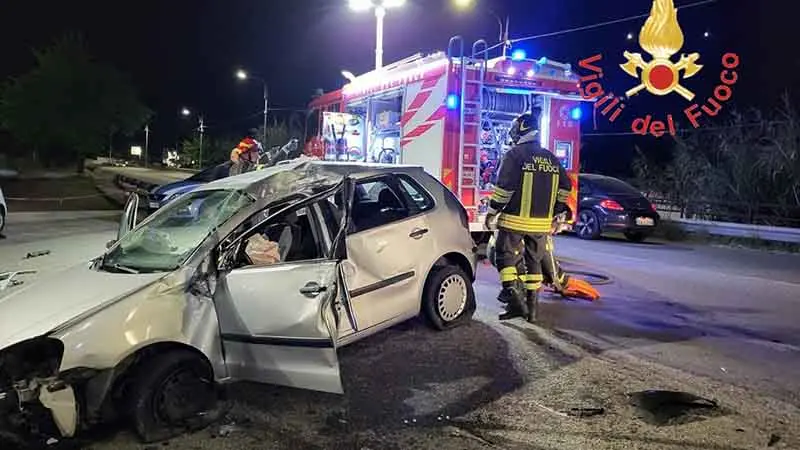 Polo si ribalta su via Lucrezia della Valle, ferito il conducente