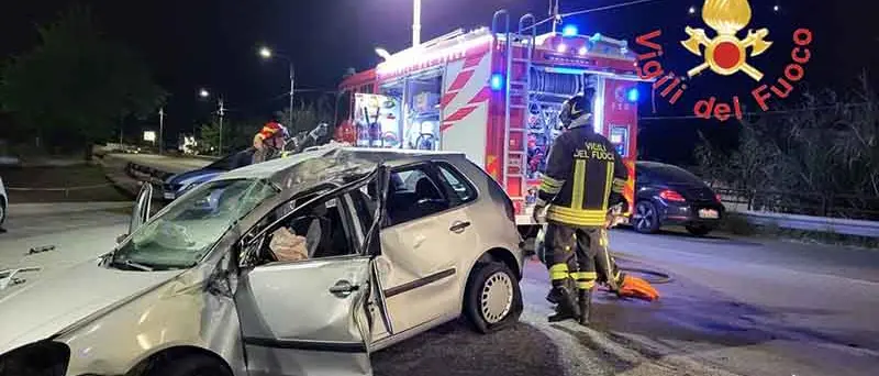 Polo si ribalta su via Lucrezia della Valle, ferito il conducente