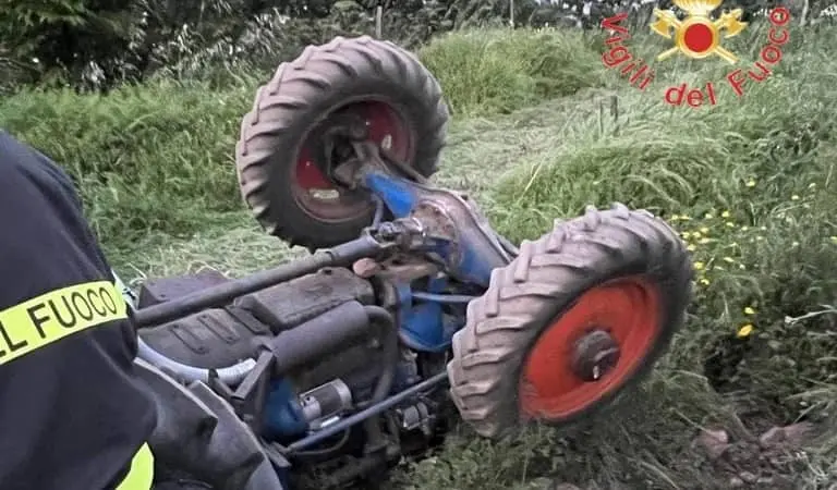 Si ribalta il trattore, morto 65enne nel catanzarese