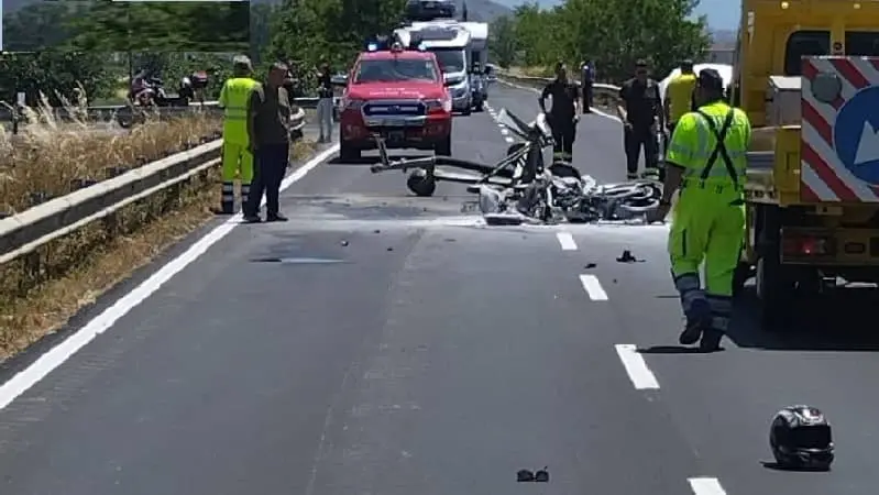 Scontro con trattore e vettura: grave centauro sulla SS18