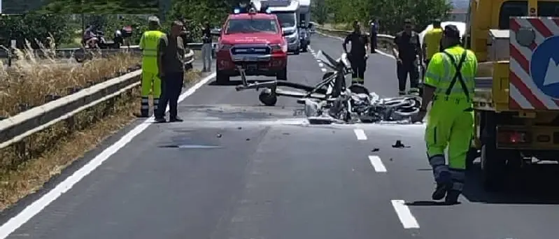 Scontro con trattore e vettura: grave centauro sulla SS18