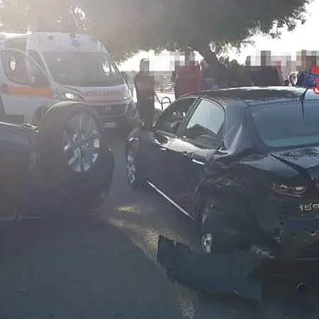 Scontro sul lungomare, fuoristrada si ribalta
