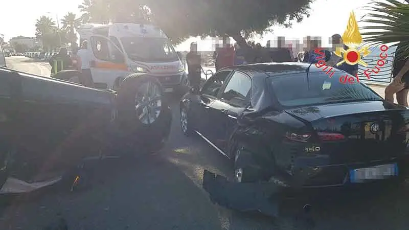Scontro sul lungomare, fuoristrada si ribalta