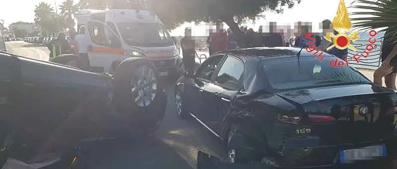 Scontro sul lungomare, fuoristrada si ribalta