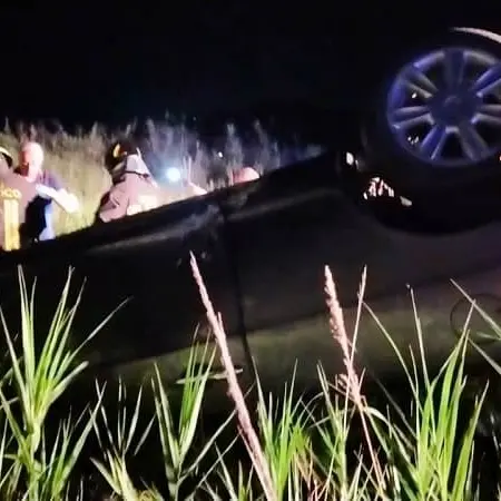 Lancia Ypsilon fuori strada su viale Emilia: due feriti