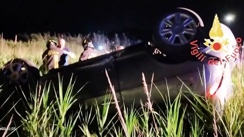 Lancia Ypsilon fuori strada su viale Emilia: due feriti