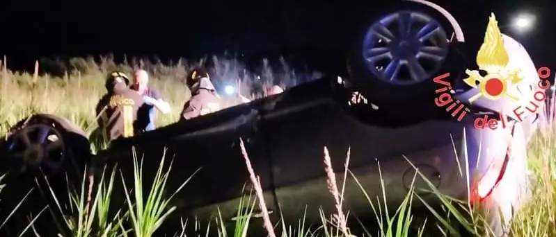 Lancia Ypsilon fuori strada su viale Emilia: due feriti