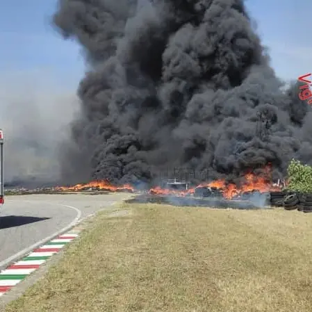 A fuoco pile di gomme alla pista 'Due Mari' kart di Amato
