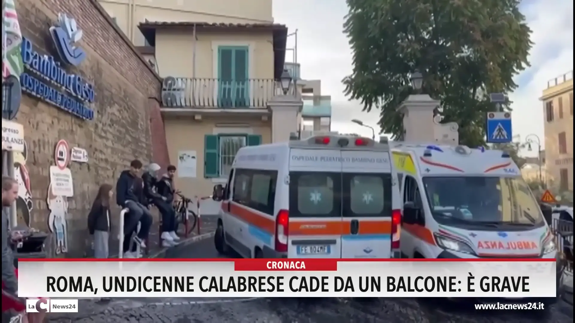 Roma, undicenne calabrese cade da un balcone: è grave