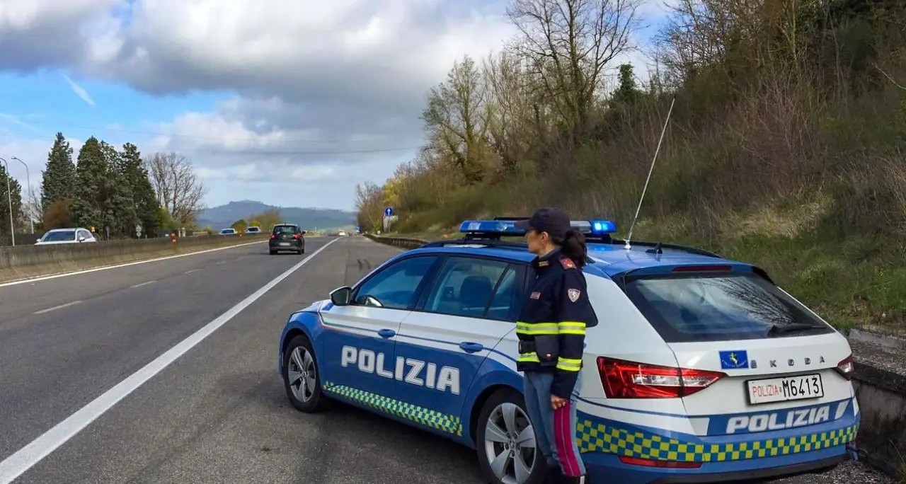 Crotone, auto in panne mentre corrono in ospedale col figlio privo di sensi: soccorsi\u00A0da due angeli in divisa di passaggio