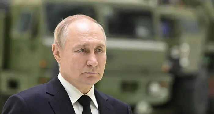 Dall’Ue nuove sanzioni contro la Russia. E Trump cancella l’incontro con Putin: «Lo vedrò in futuro»\n
