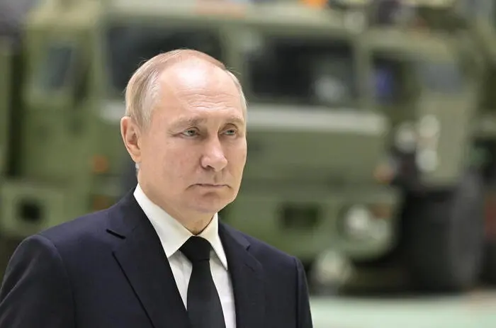 Dall’Ue nuove sanzioni contro la Russia. E Trump cancella l’incontro con Putin: «Lo vedrò in futuro»\n