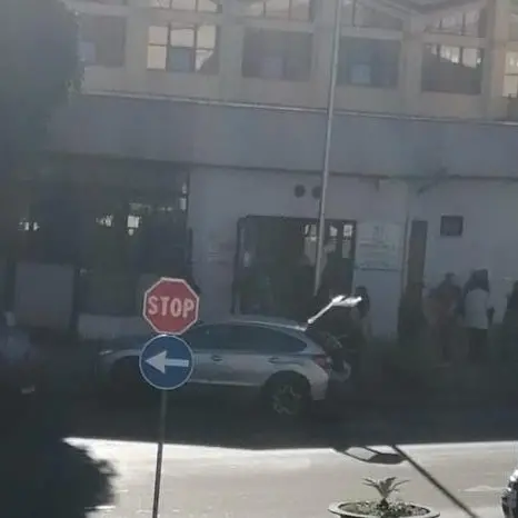 Corigliano Rossano, intrusi nella sede del Comune: arredi divelti e cassetti svuotati. Sul posto la Scientifica\n