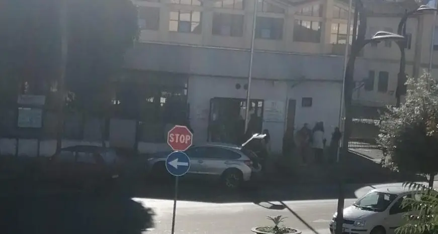 Corigliano Rossano, intrusi nella sede del Comune: arredi divelti e cassetti svuotati. Sul posto la Scientifica\n