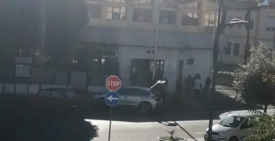 Corigliano Rossano, intrusi nella sede del Comune: arredi divelti e cassetti svuotati. Sul posto la Scientifica\n