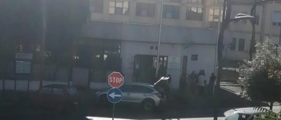 Corigliano Rossano, intrusi nella sede del Comune: arredi divelti e cassetti svuotati. Sul posto la Scientifica\n