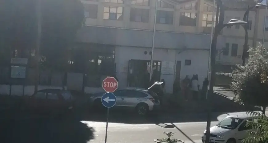 Intrusione all’Ufficio comunale di Rossano: la Polizia Scientifica al lavoro negli uffici di viale De Rosis