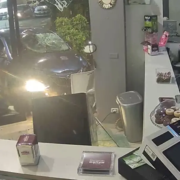 Reggio Calabria, auto sfonda la vetrina di un negozio e ferisce 5 persone: il video shock