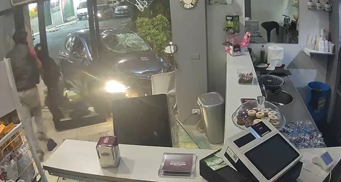 Reggio Calabria, auto sfonda la vetrina di un negozio e ferisce 5 persone: il video shock