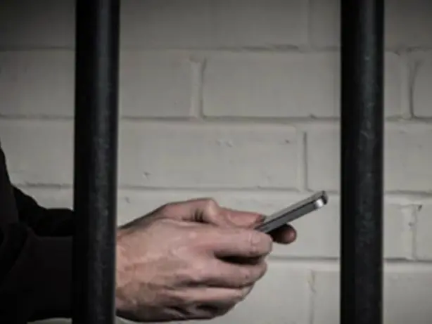 Vibo, tentano di nascondere un telefonino in carcere e usano un “lanciafiamme” contro la polizia penitenziaria