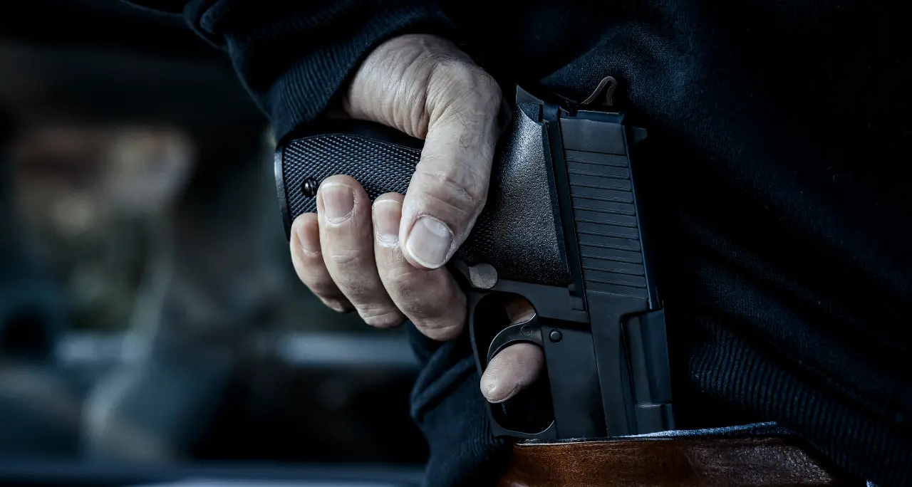 Prima la lite, poi le pistole: sparatoria con due feriti a Lamezia Terme\n