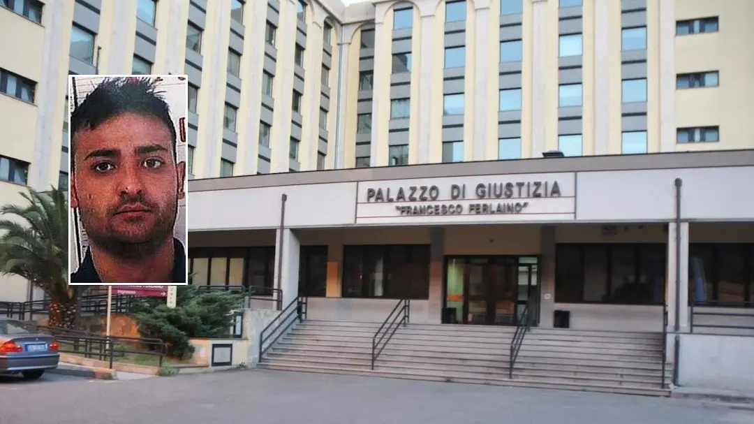 <p>L sede del Tribunale del Riesame di Catanzaro e nel riquadro Vincenzo Mantella</p>\\n