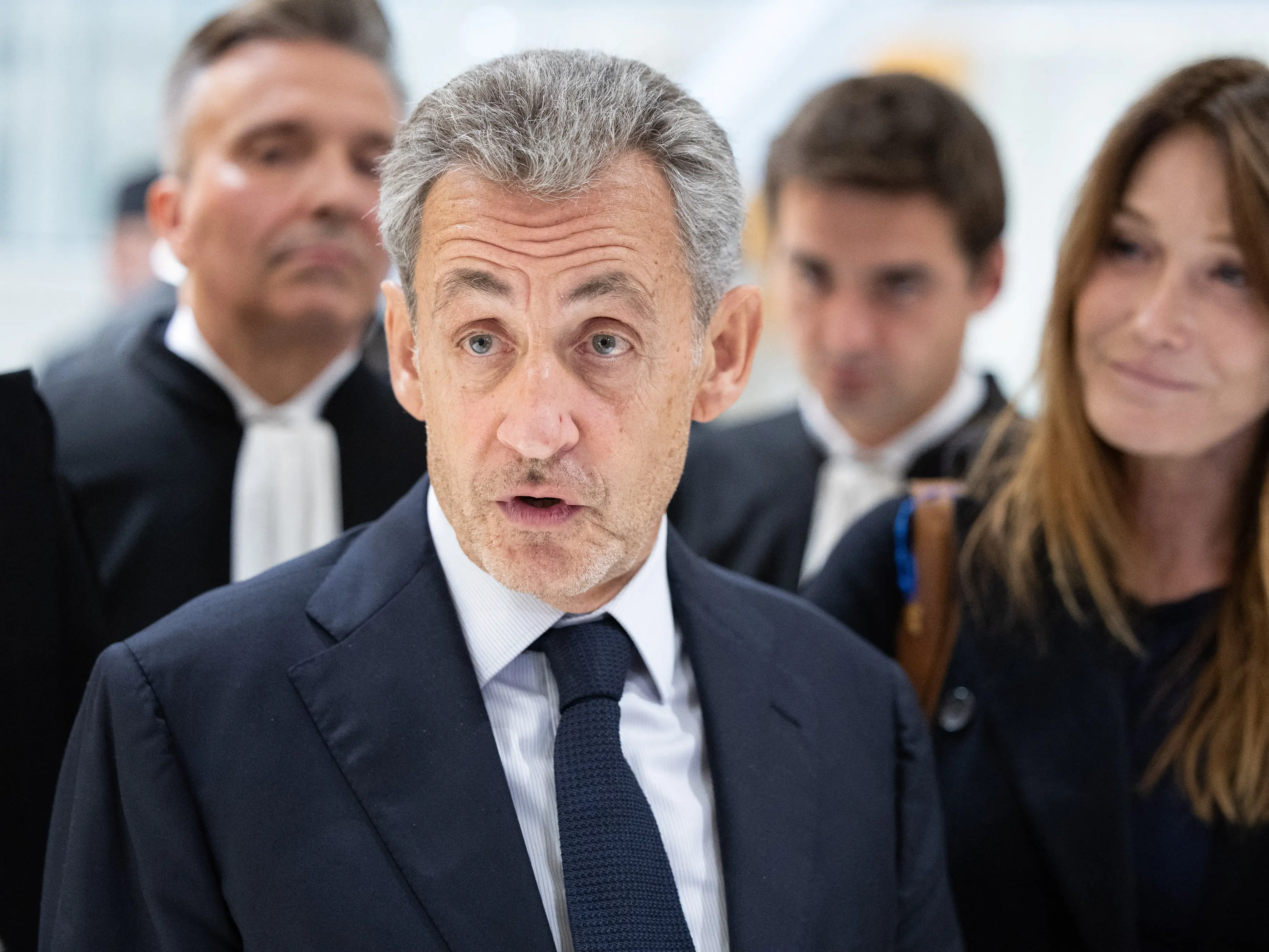 Sarkozy, l’ex presidente dietro le sbarre: la Francia non perdona i potenti che sbagliano