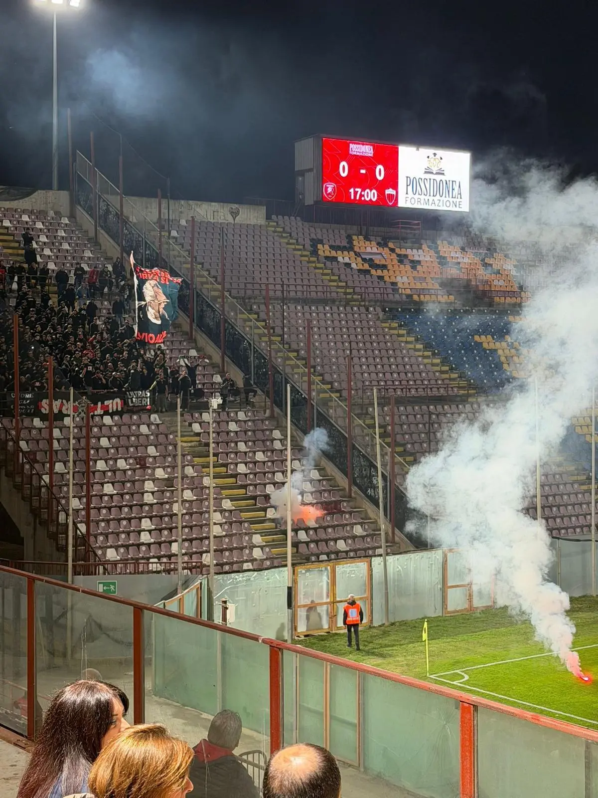 Reggina-Nocerina, campani sanzionati per 1,9 mila euro per lancio di materiale pirotecnico nel campo\n