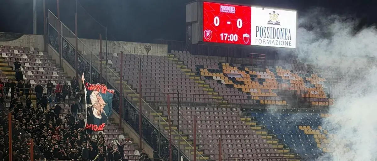 Reggina-Nocerina, campani sanzionati per 1,9 mila euro per lancio di materiale pirotecnico nel campo\n