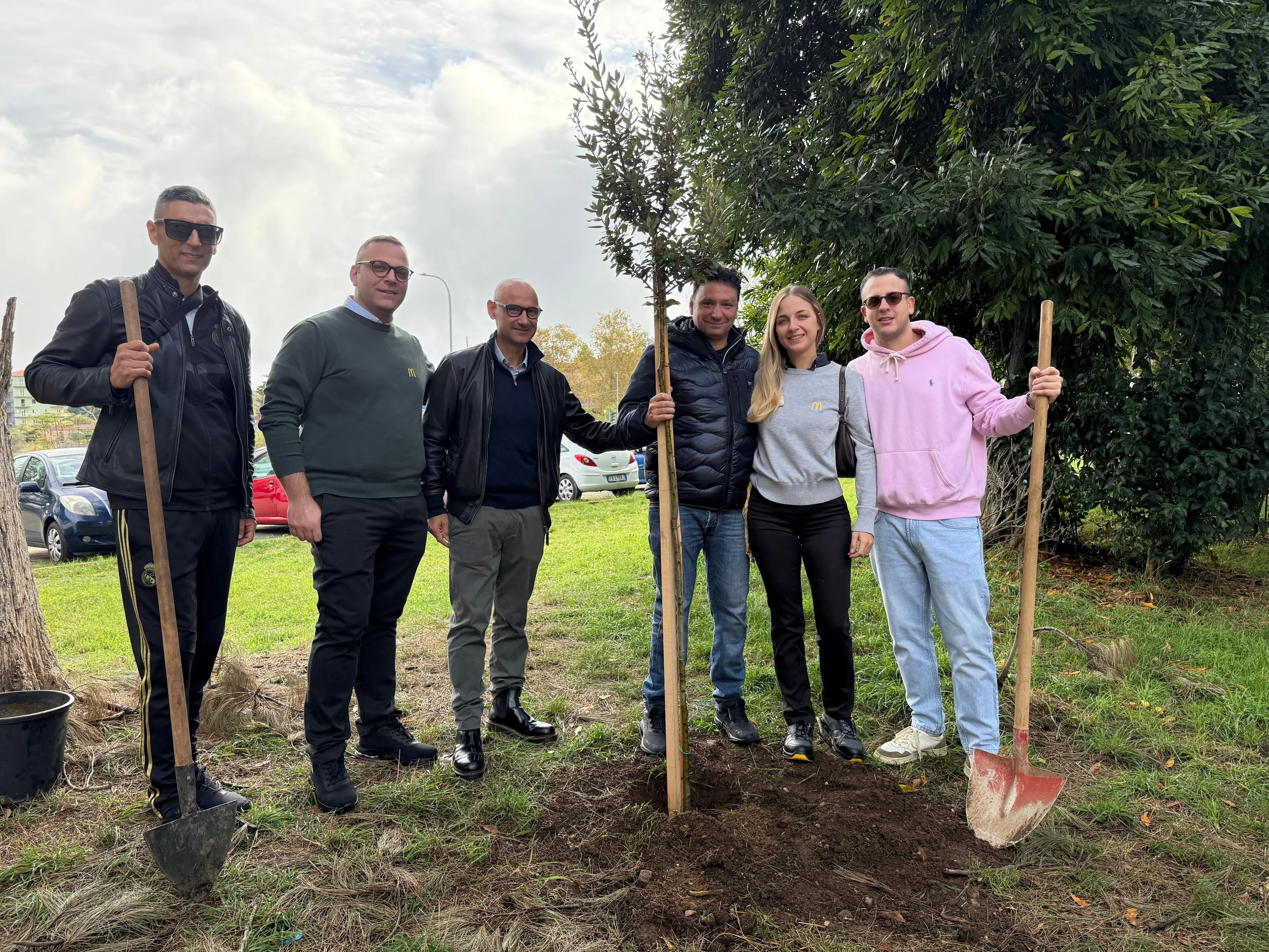 «Ogni albero piantato è un impegno per il futuro», a Vibo\u00A0il Parco delle Rimembranze si fa più verde grazie all’iniziativa di McDonald’s