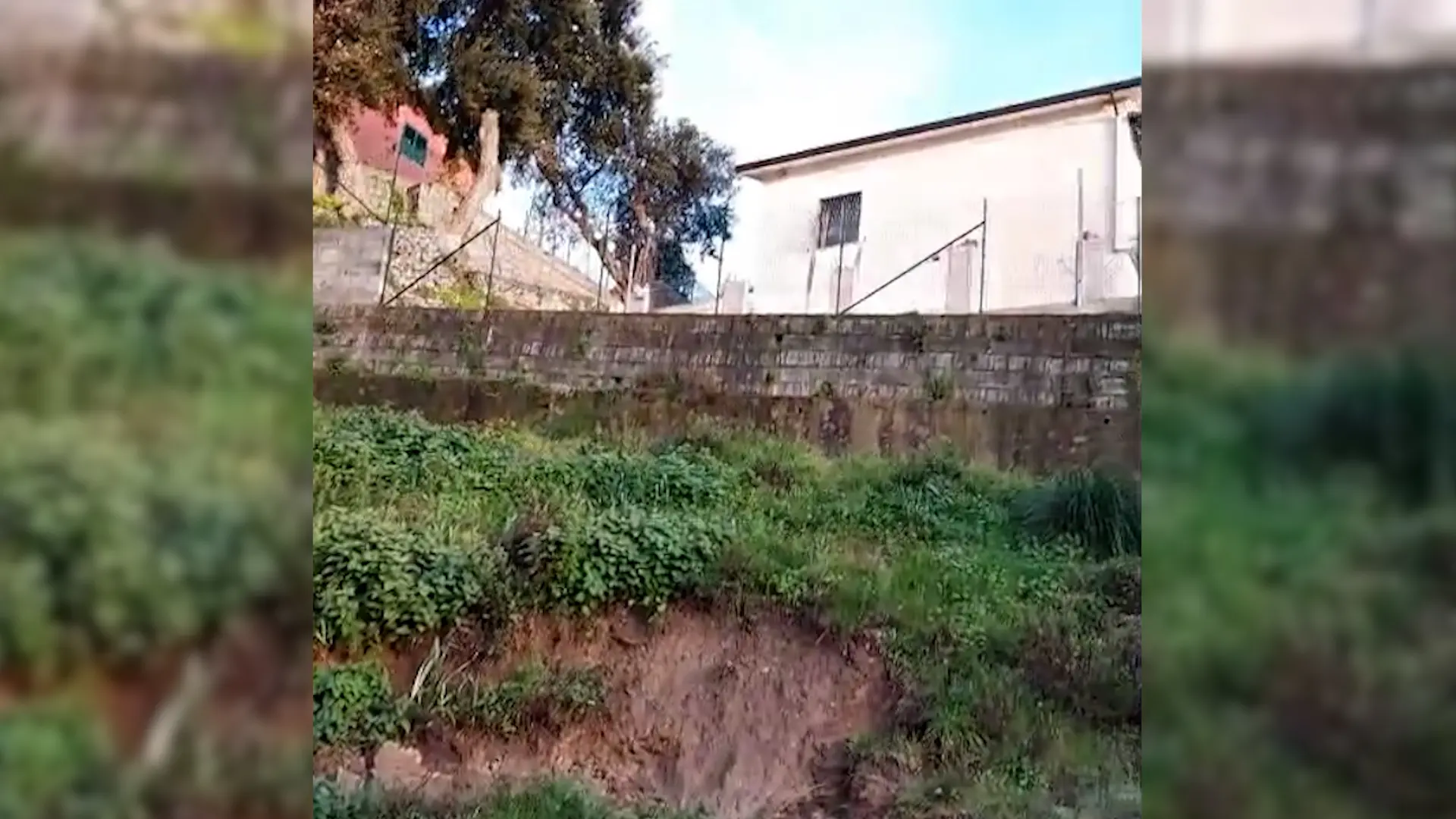 Frana minaccia abitazione a Scalea: «Non dormiamo più, temiamo per la nostra vita». Polemica sui fondi per la messa in sicurezza\n