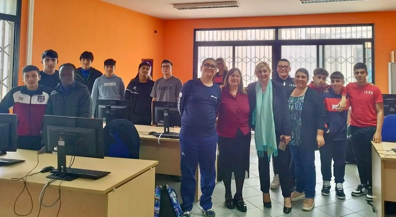 “Be Yourself, Feel Others”: avviato a Rosarno il primo incontro del progetto eTwinning tra Italia, Turchia e Romania per promuovere empatia e collaborazione\n