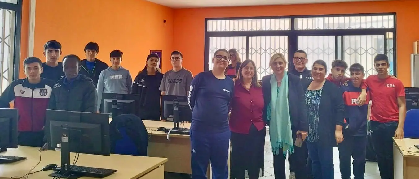 “Be Yourself, Feel Others”: avviato a Rosarno il primo incontro del progetto eTwinning tra Italia, Turchia e Romania per promuovere empatia e collaborazione\n
