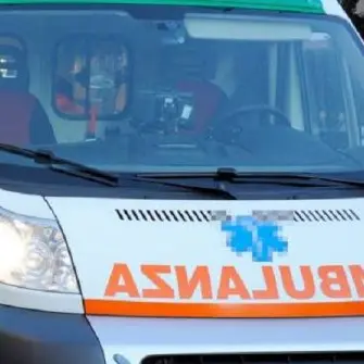 Aggressione nella notte a Roseto Capo Spulico: 20enne ferito gravemente a coltellate, amputato un dito\n