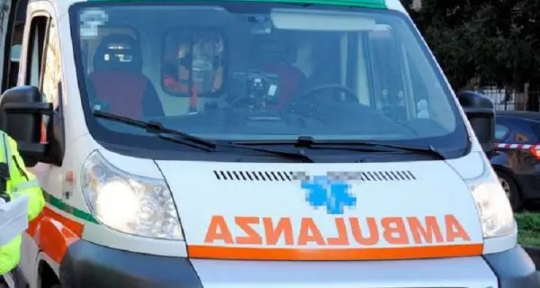 Aggressione nella notte a Roseto Capo Spulico: 20enne ferito gravemente a coltellate, amputato un dito\n