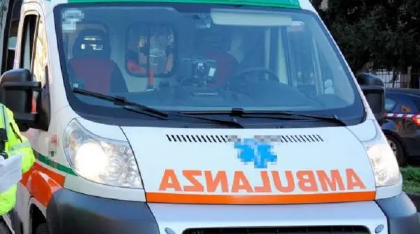 Aggressione nella notte a Roseto Capo Spulico: 20enne ferito gravemente a coltellate, amputato un dito\n