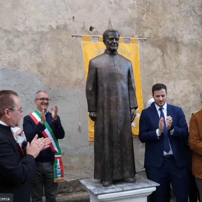 Inaugurato a Cariati il monumento dedicato a mons. Vitetti, l’opera realizzata dall’orafo scultore Antonio Affidato\n