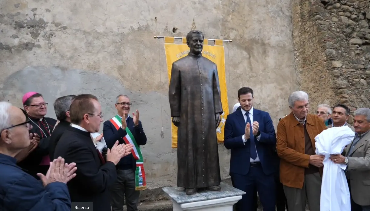 Inaugurato a Cariati il monumento dedicato a mons. Vitetti, l’opera realizzata dall’orafo scultore Antonio Affidato\n